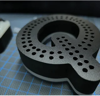 Lettre d'enseigne fabriquée en atelier AD7 Signalétique